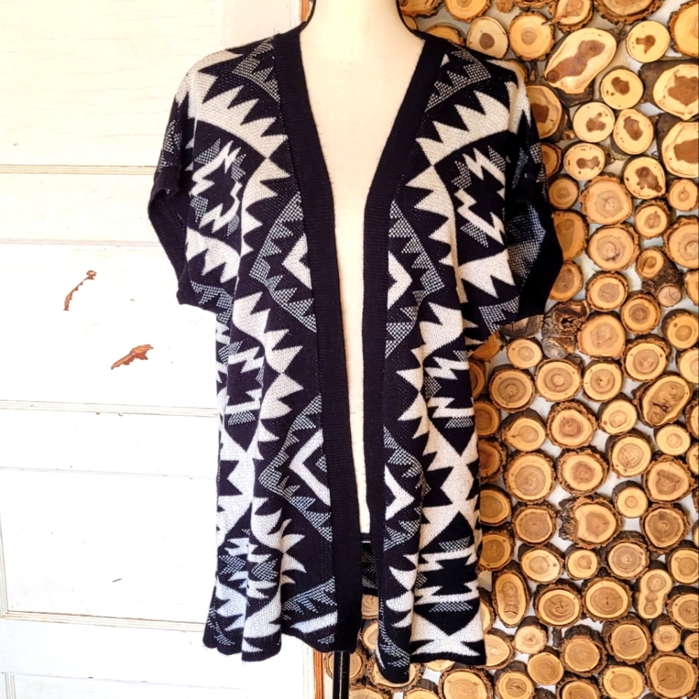 Kirra Aztec Print Black and Cream Knit Short Sleeve Cardigan Size Small
